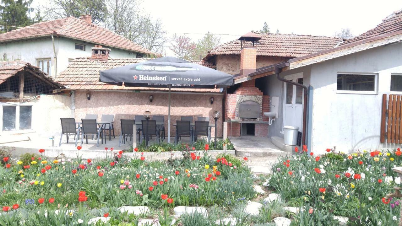 Guest House Gugovi Krushuna Exterior photo